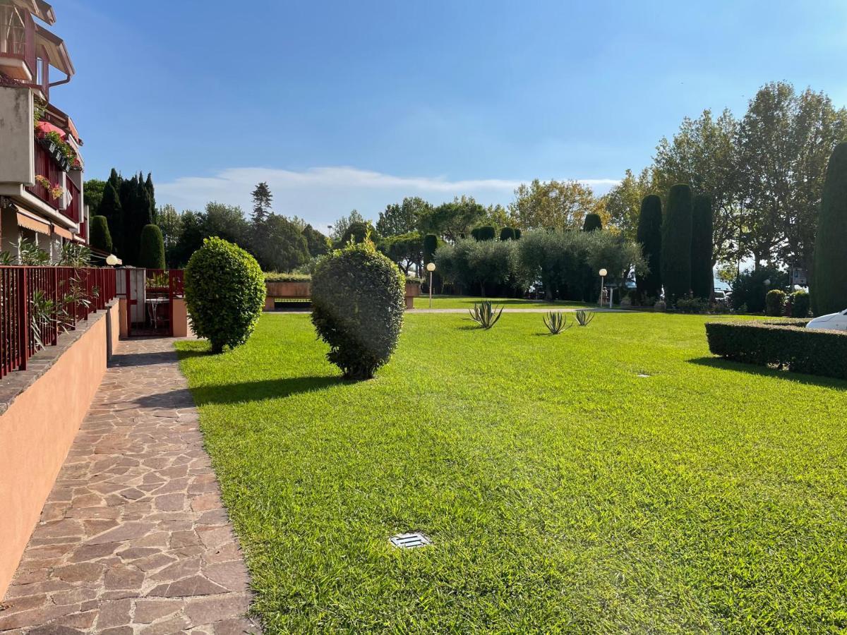 Splendid Lake View A Few Steps From The Castle Sirmione Bagian luar foto
