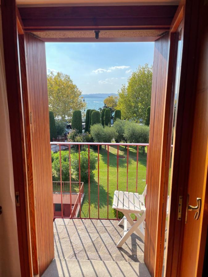 Splendid Lake View A Few Steps From The Castle Sirmione Bagian luar foto